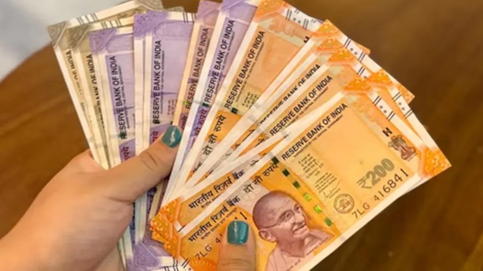 Rupee Falls to 95.59 Against US Dollar Amid FCNR Swap Concerns